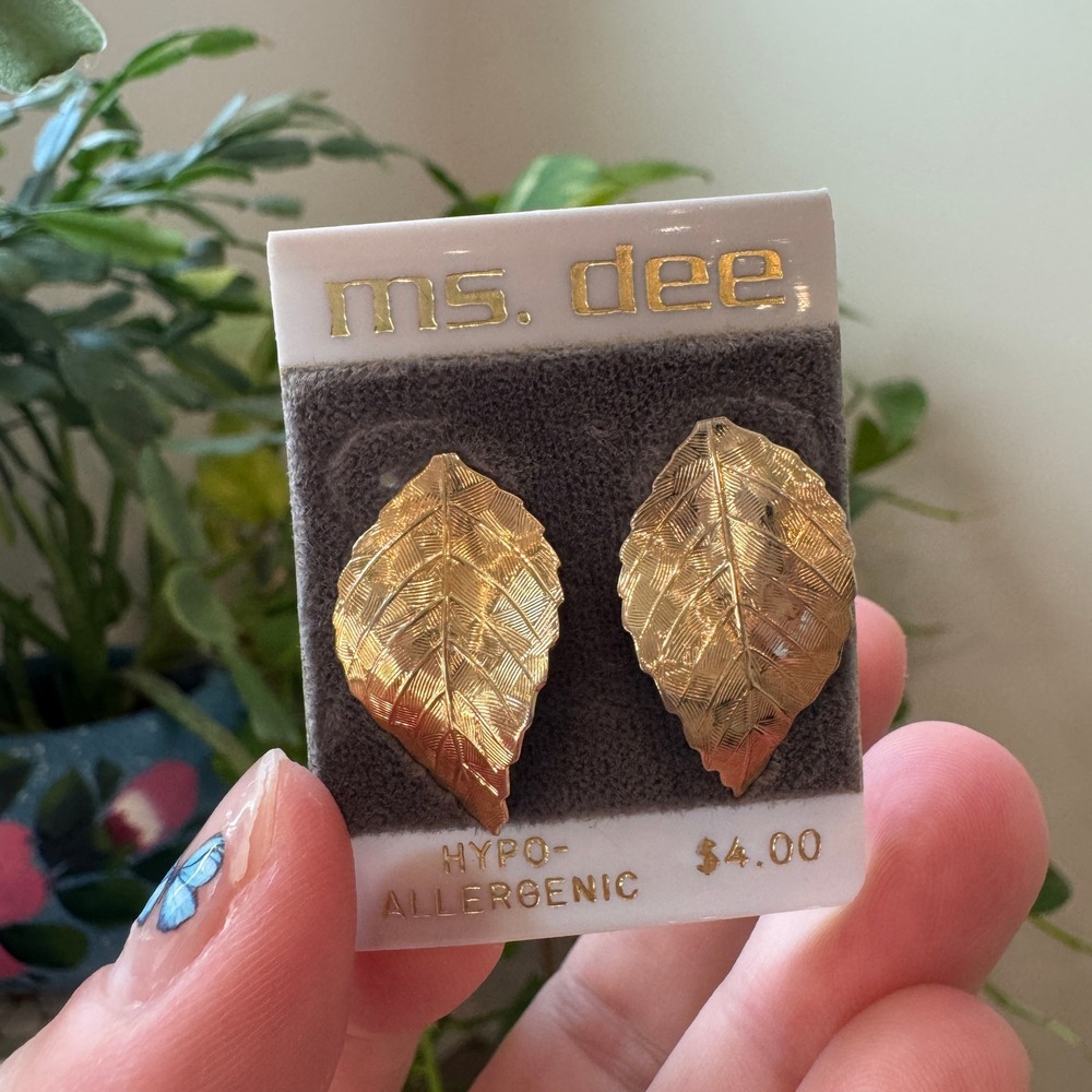 Ms. Dee Vintage Gold Tone Leaf Stud Earrings Hypoallergenic Nature Botanical